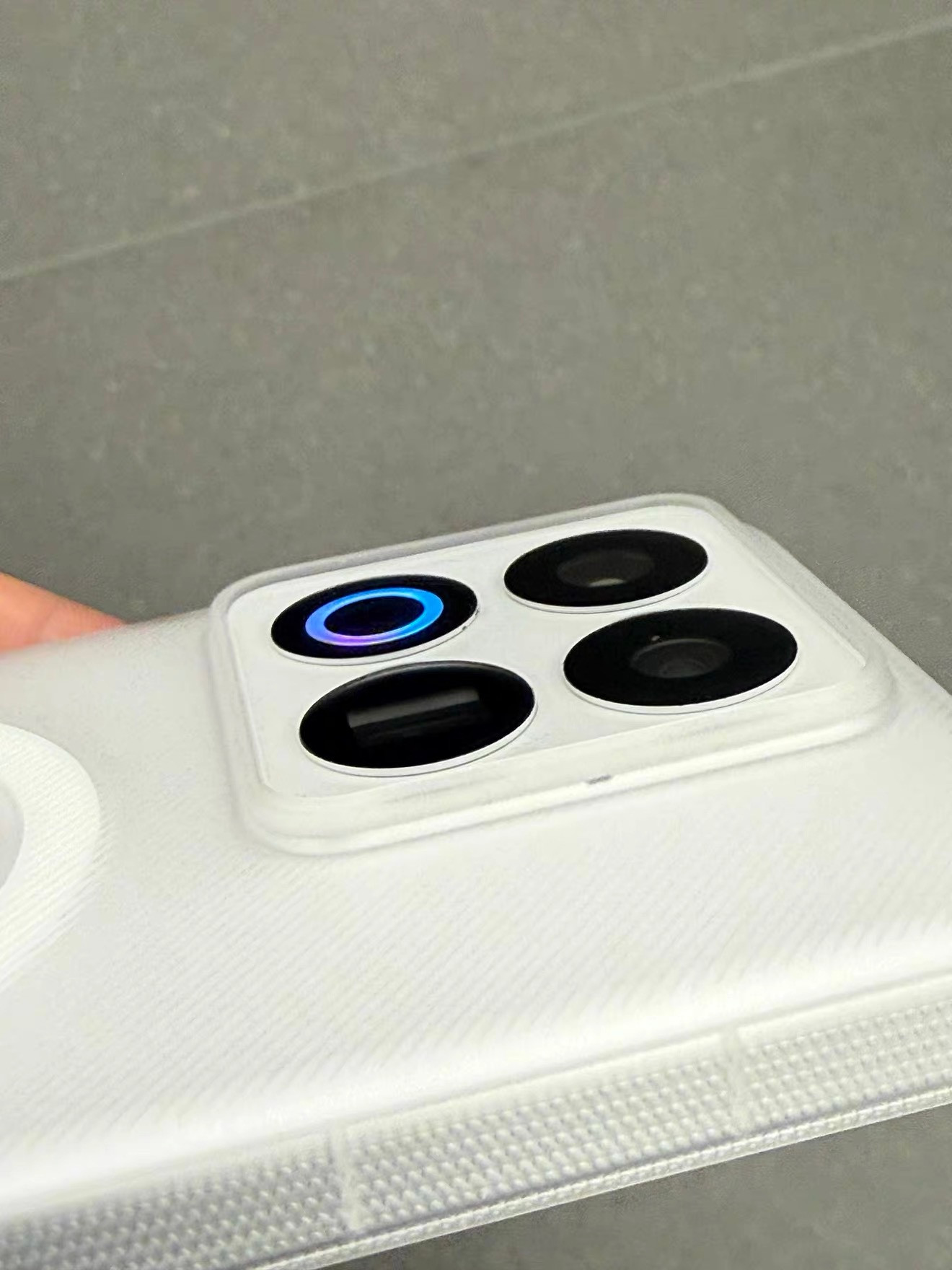 朋友们，魅族22摄像头侧边这个不是麦克风孔，是透气泄压孔，不开孔也不会堵住影响透