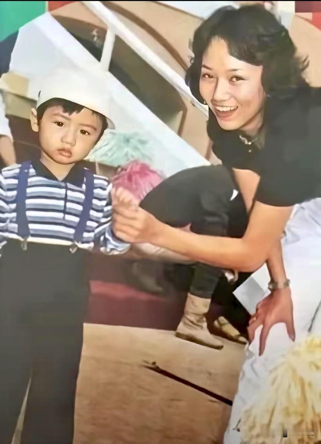 看到赵雅芝和小谢霆锋同框的旧照，简直太有穿越感了。1984年，31岁的赵雅芝一
