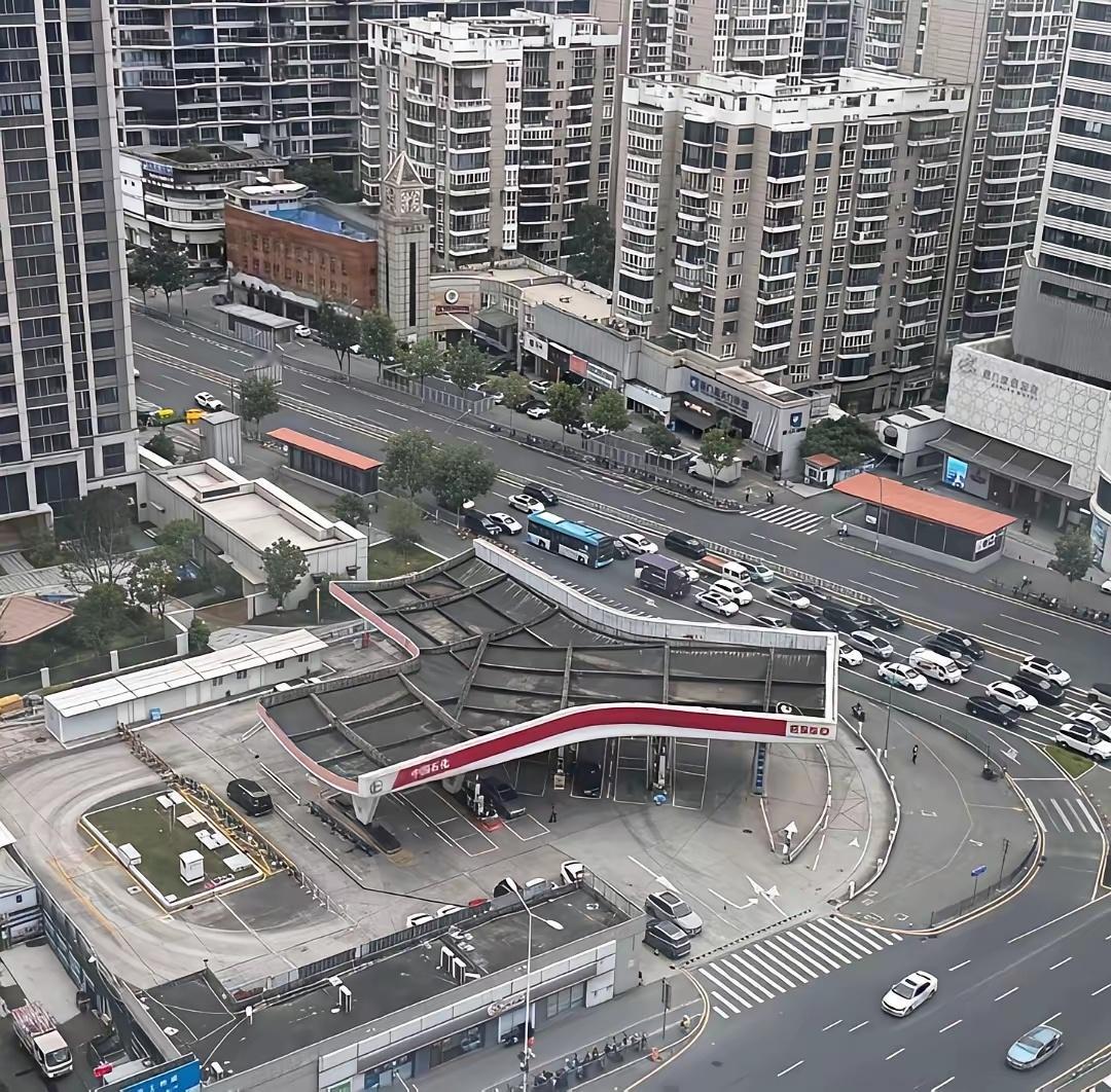 加油站顶棚为啥要这么设计？难道不怕积水吗？难道是中间排水？有没有懂行的朋友，来科