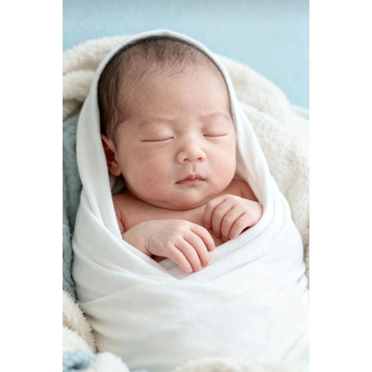 1月21日，青岛市儿童福利院门口被发现一名出生才5天的男婴，襁褓里裹着柔软的