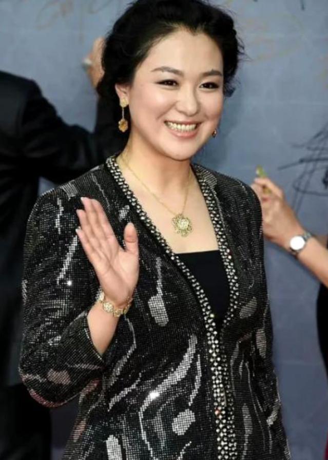 2008年《潜伏》开拍，沈傲君和孙红雷拍完吻戏后，她悄悄地对导演说：我给你100