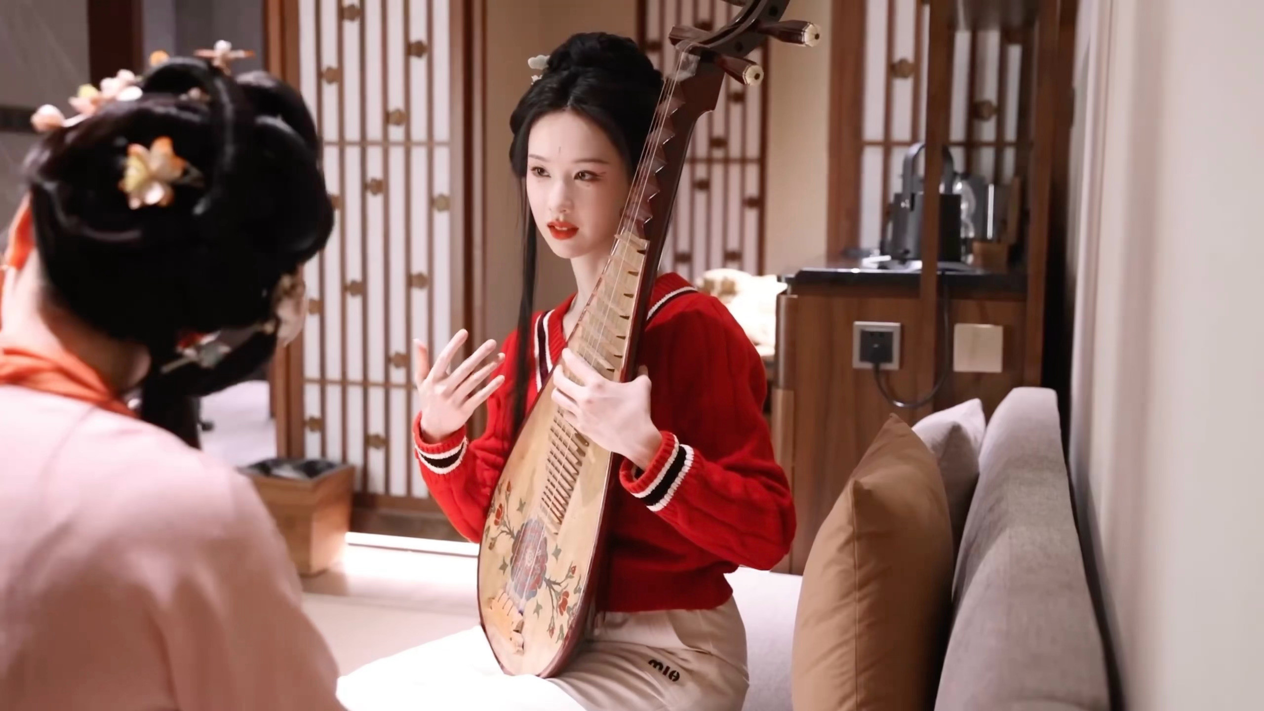 陈都灵陈都灵学琵琶都有一种高智感，嘟嘟专注学习的样子迷死我了陈都灵弹琵琶花絮陈