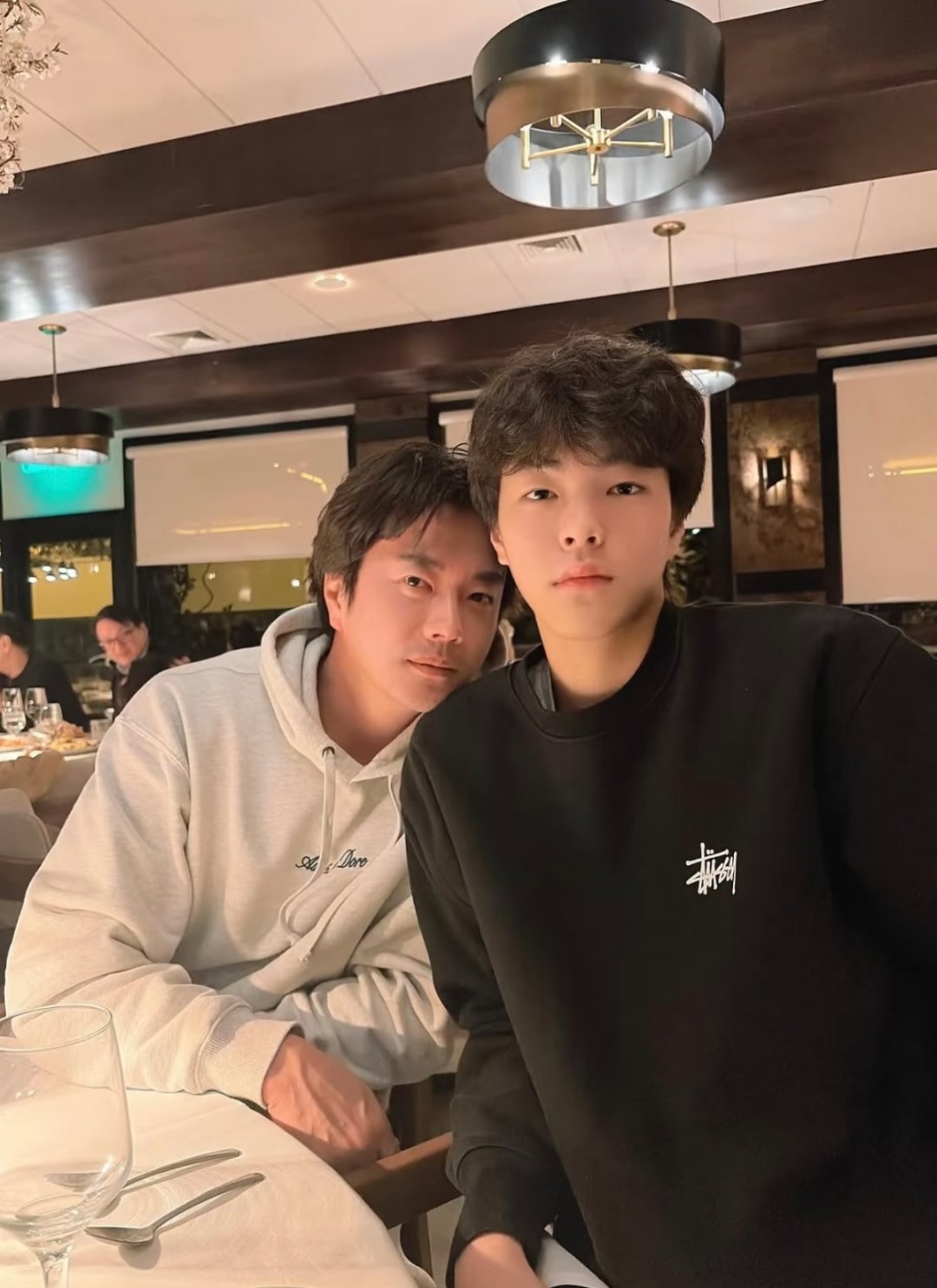 权相佑和儿子，儿子长得还可以，有遗传到老爸权相佑的一些基因。