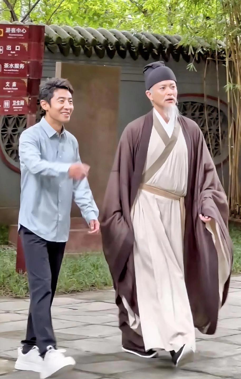 全靠撒贝宁老师，这么一看，周一围居然有了玉树临风之感！[捂脸哭]