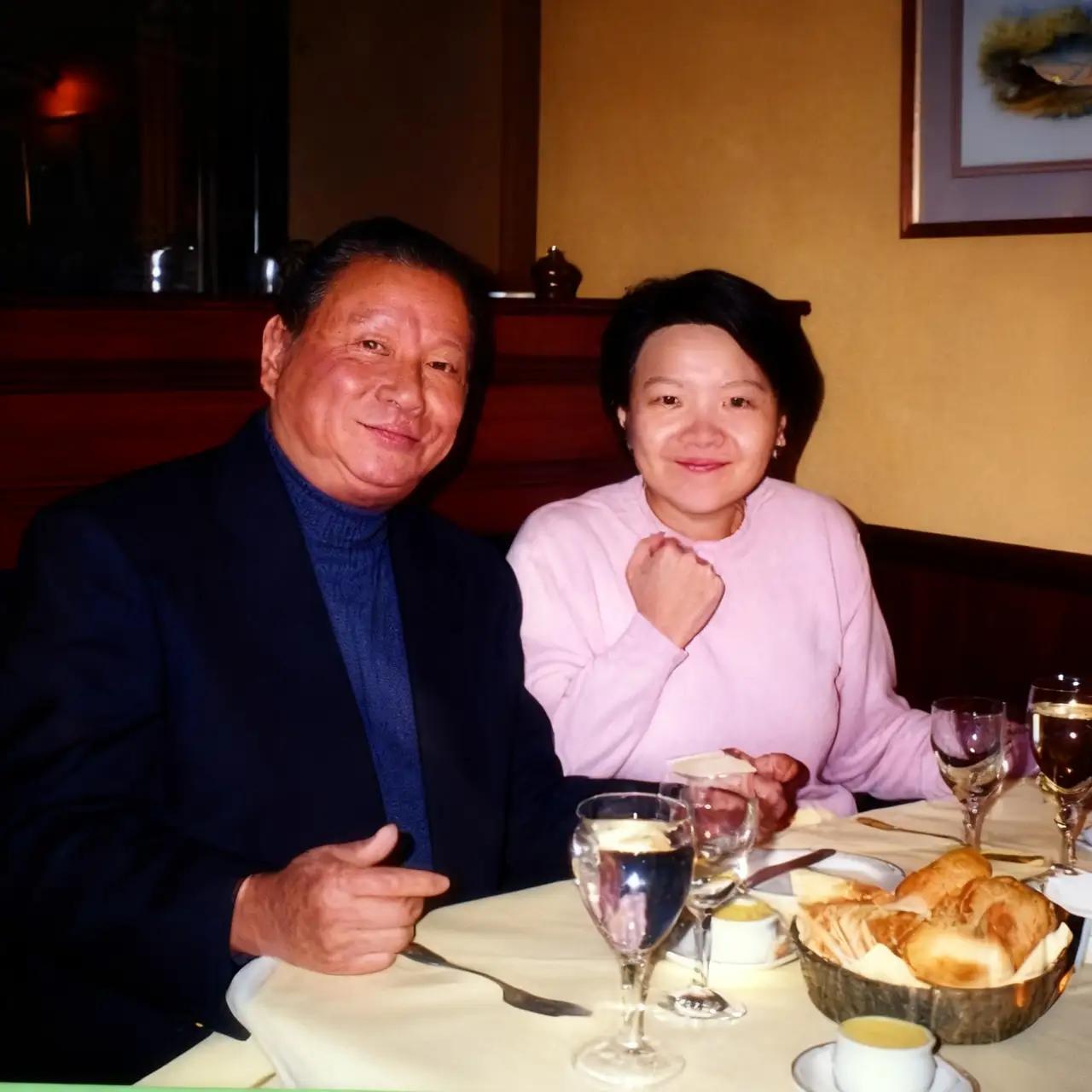 有人问洪晃，你爸（洪君彦）和你妈（章含之）都写书，互指对方（先出G），你站队哪一