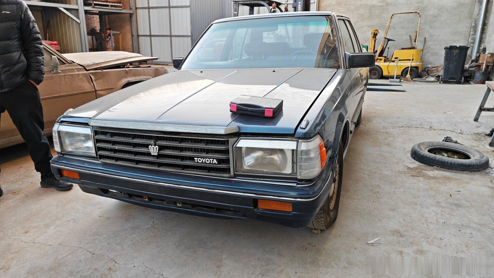 30多岁的老皇冠122居然只有一块喷漆。太难得了。这些被擦掉油漆得地方看起来特别