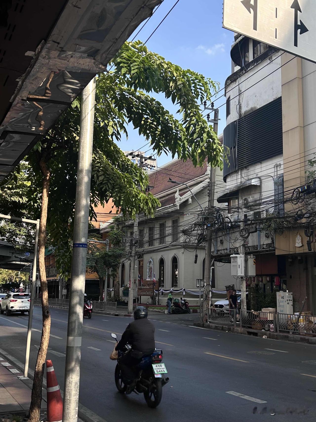 以前总觉得只有远方的旅行才能治愈一地鸡毛的生活攒够疲惫就出逃回来照旧迷茫