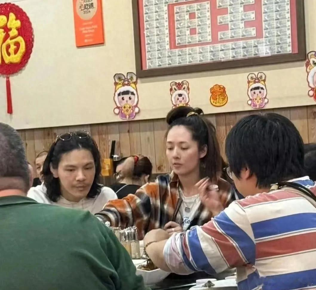 2025年7月，郭碧婷和向佐在新加坡一家餐馆的聚餐照被路人拍下并上传网络。郭碧