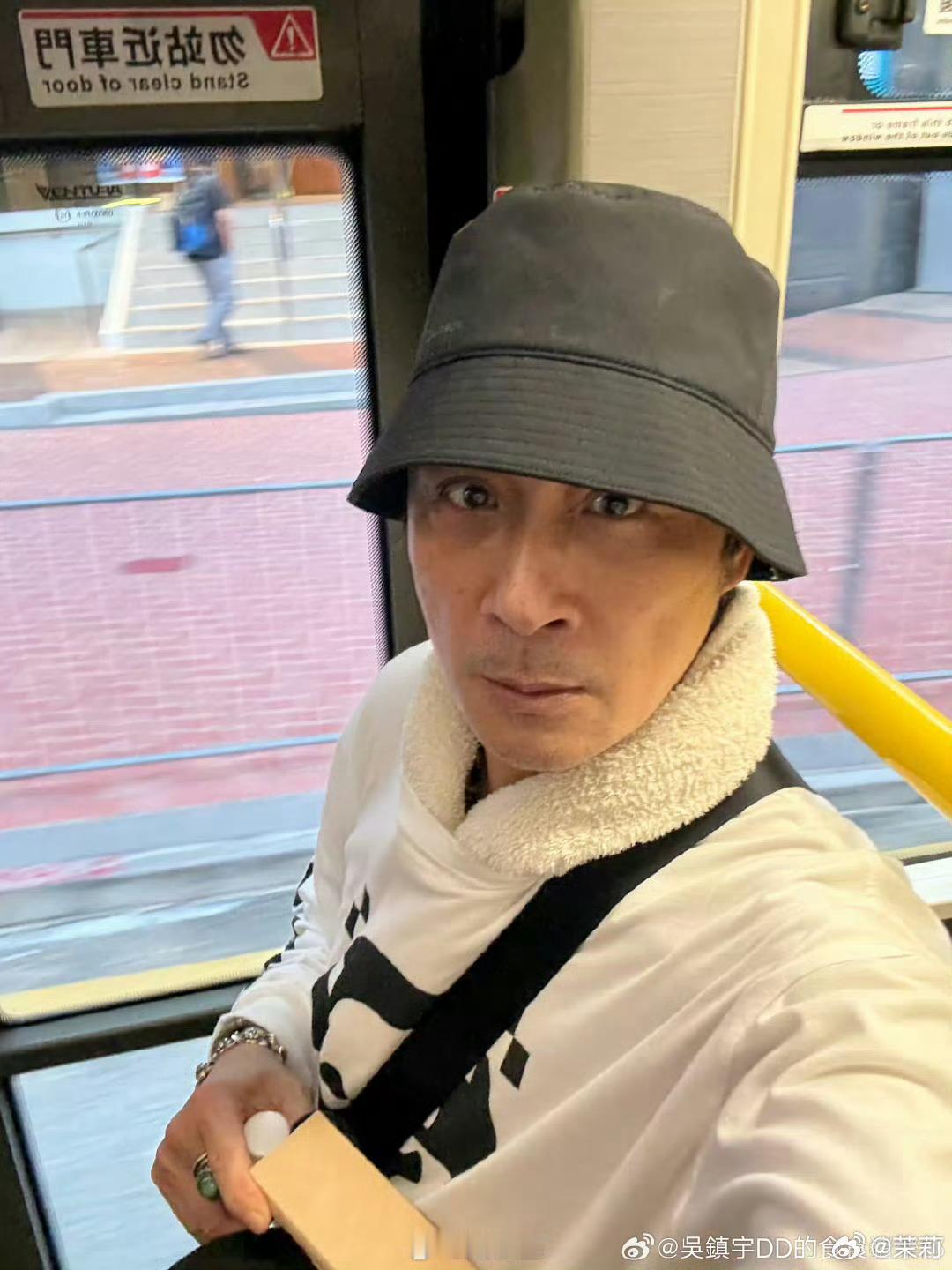 吴镇宇刷老年卡被质疑吴镇宇都63岁了啊？看起来43吧。你香港有好多不老男神，比如