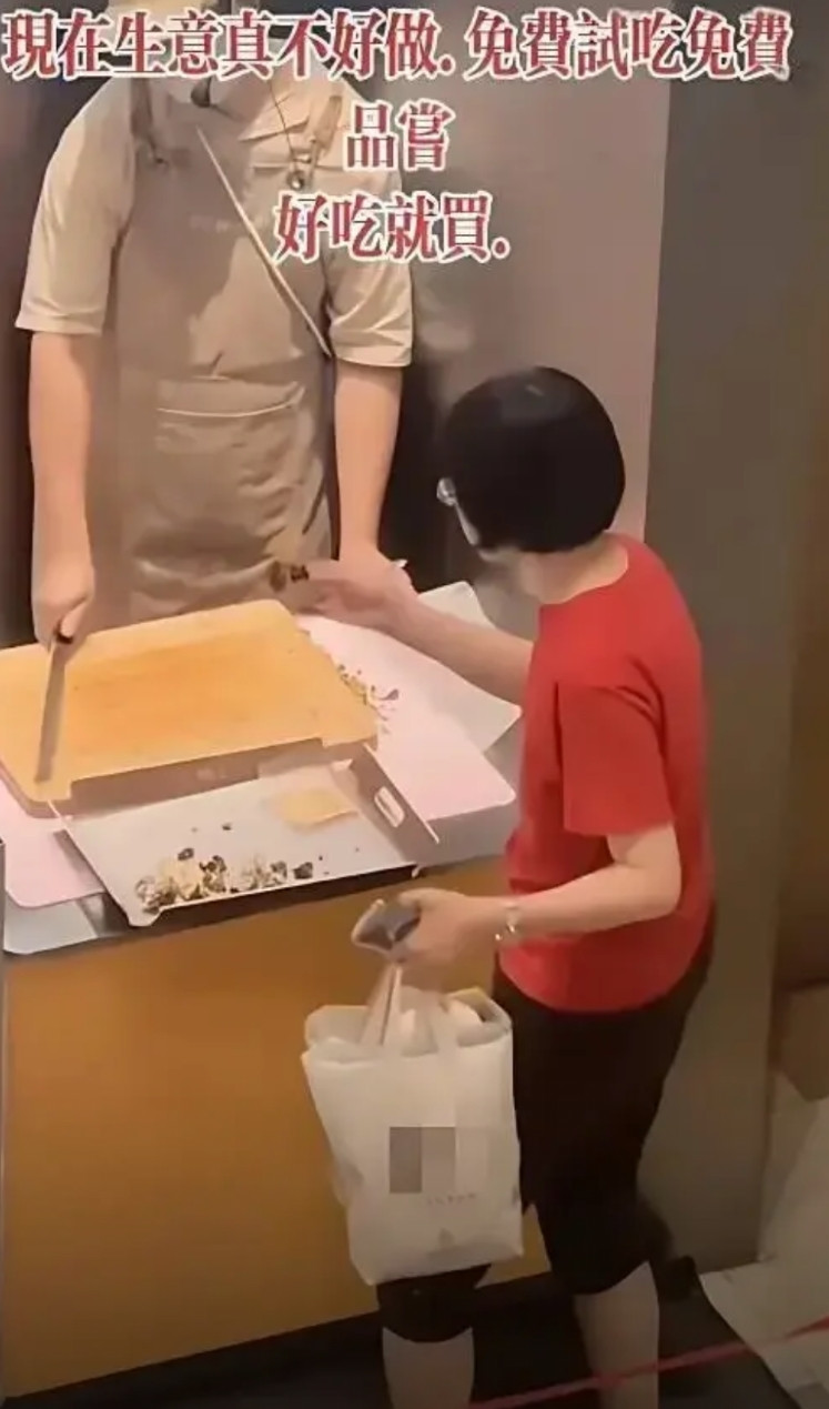 上海红衣女子，在面包店三次试吃上热搜！第一次试吃时，该女子用牙签先扎了一块面
