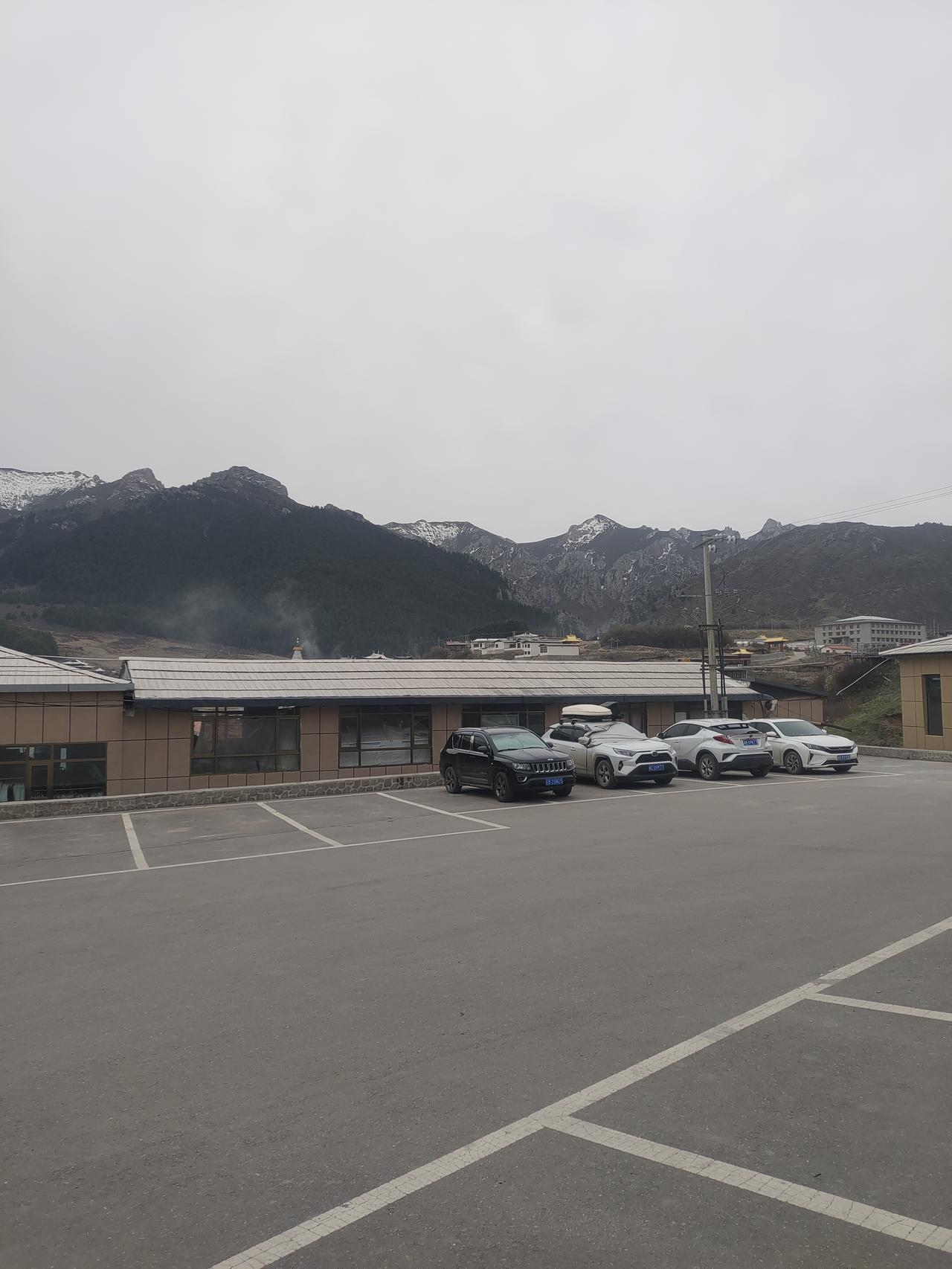 郎木寺院今天一早，团队来到了郎木寺院，这个寺还不错，海拔3600，对面就是雪山
