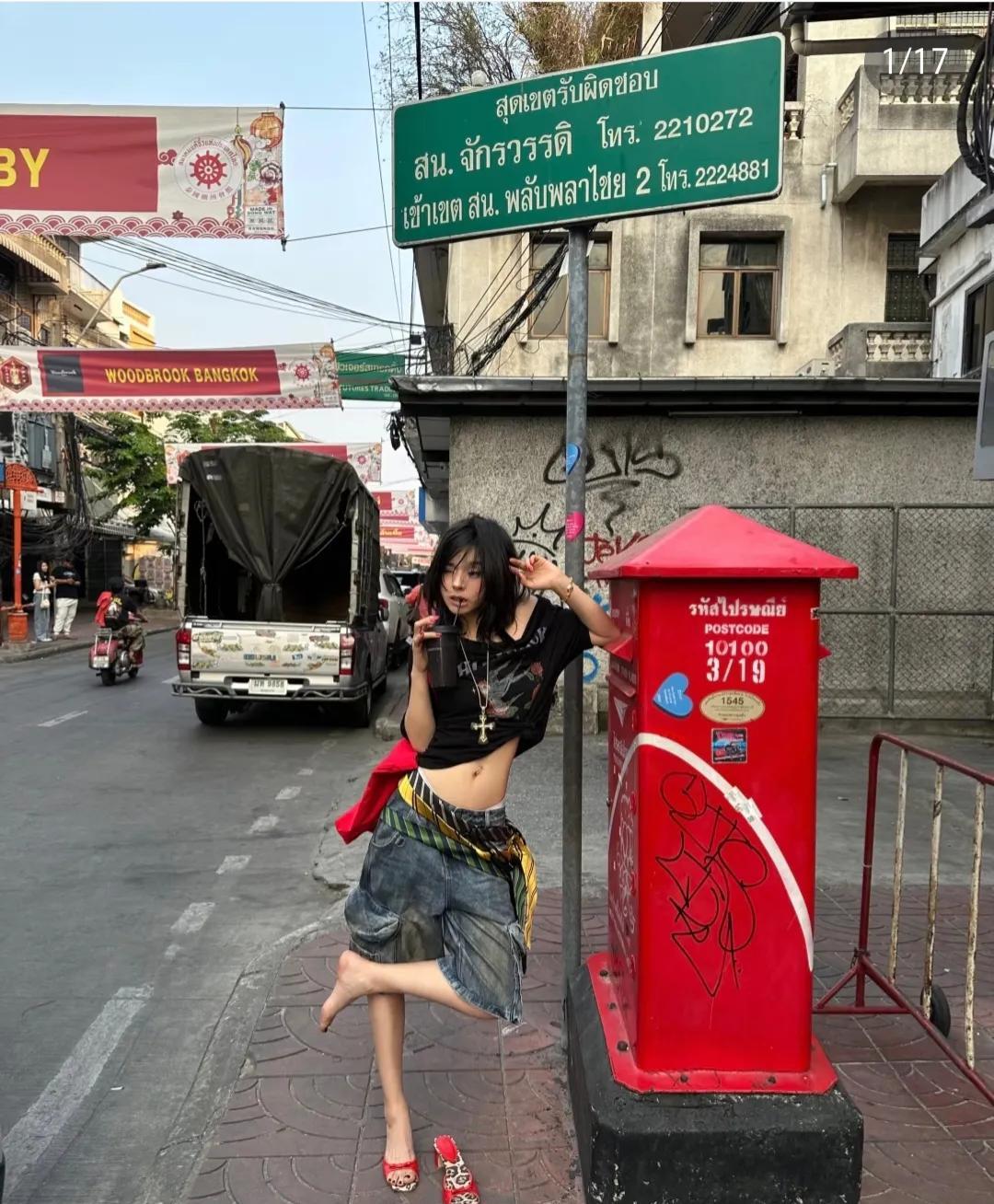 虽然很有大片感，但最吸引我的眼球的还是那二脚趾头。