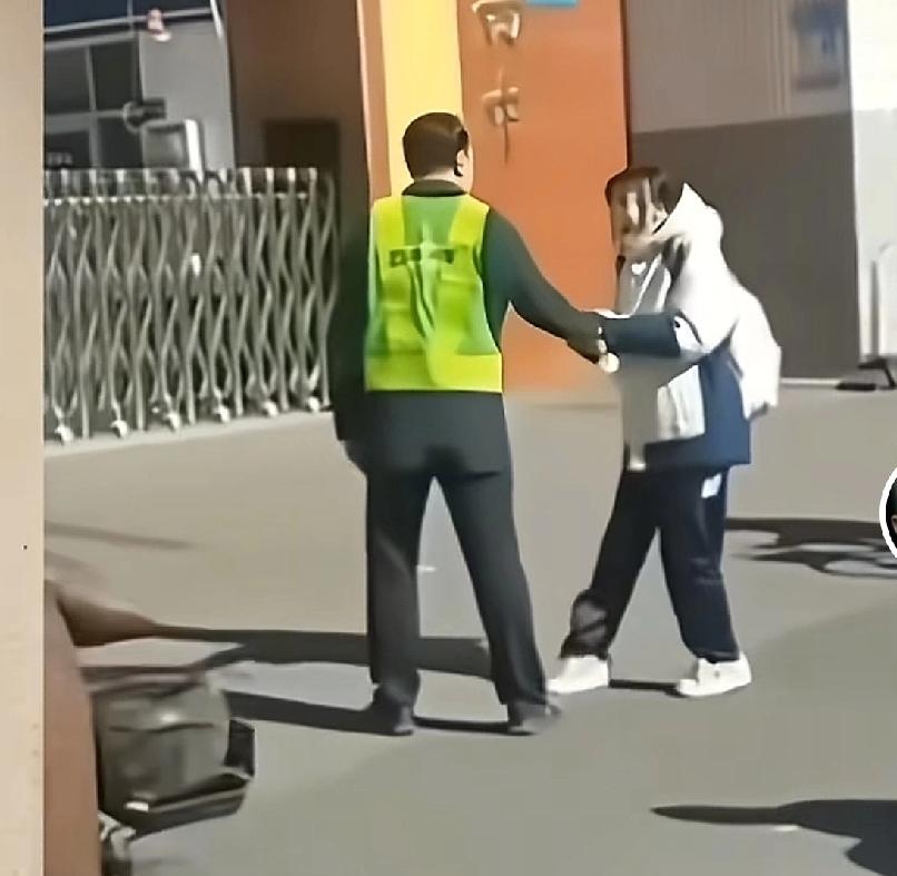 大同四中学生买淀粉肠被夺钥匙事件的通报来了，看完通报只能说出通报的简直就是“天才