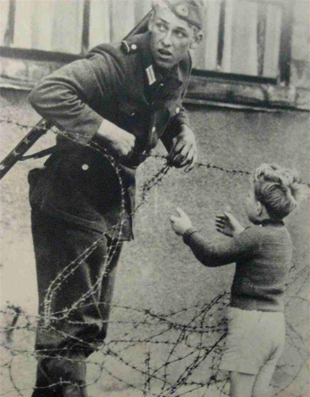 1961年秋，柏林墙刚立起一个月，铁丝网在冷风中泛着寒光。汉斯握着步枪的手心