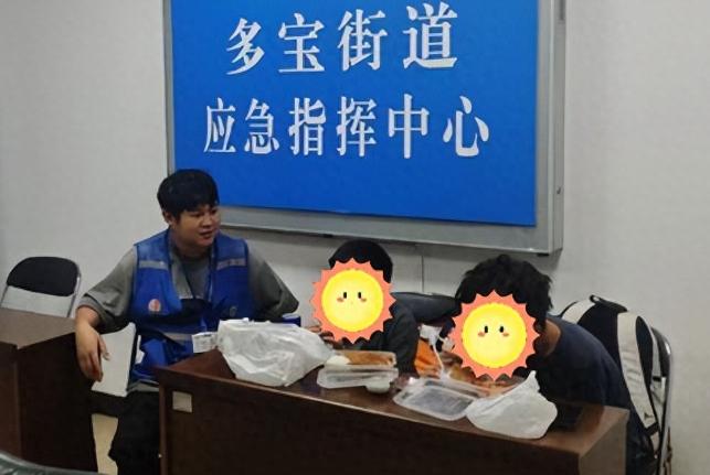广州荔湾，俩男孩千里迢迢来投奔亲戚过暑假，结果亲戚竟把他俩丢在出租屋跑去深圳打工