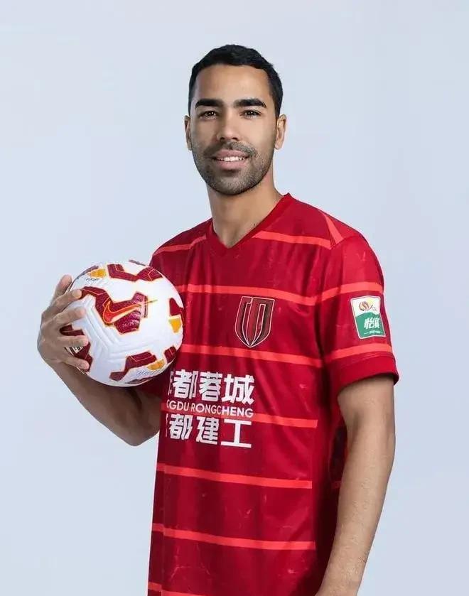 食之无味，弃之可惜。德尔加多成为了成都蓉城的鸡肋，他在成都蓉城的踢球生涯基本上结