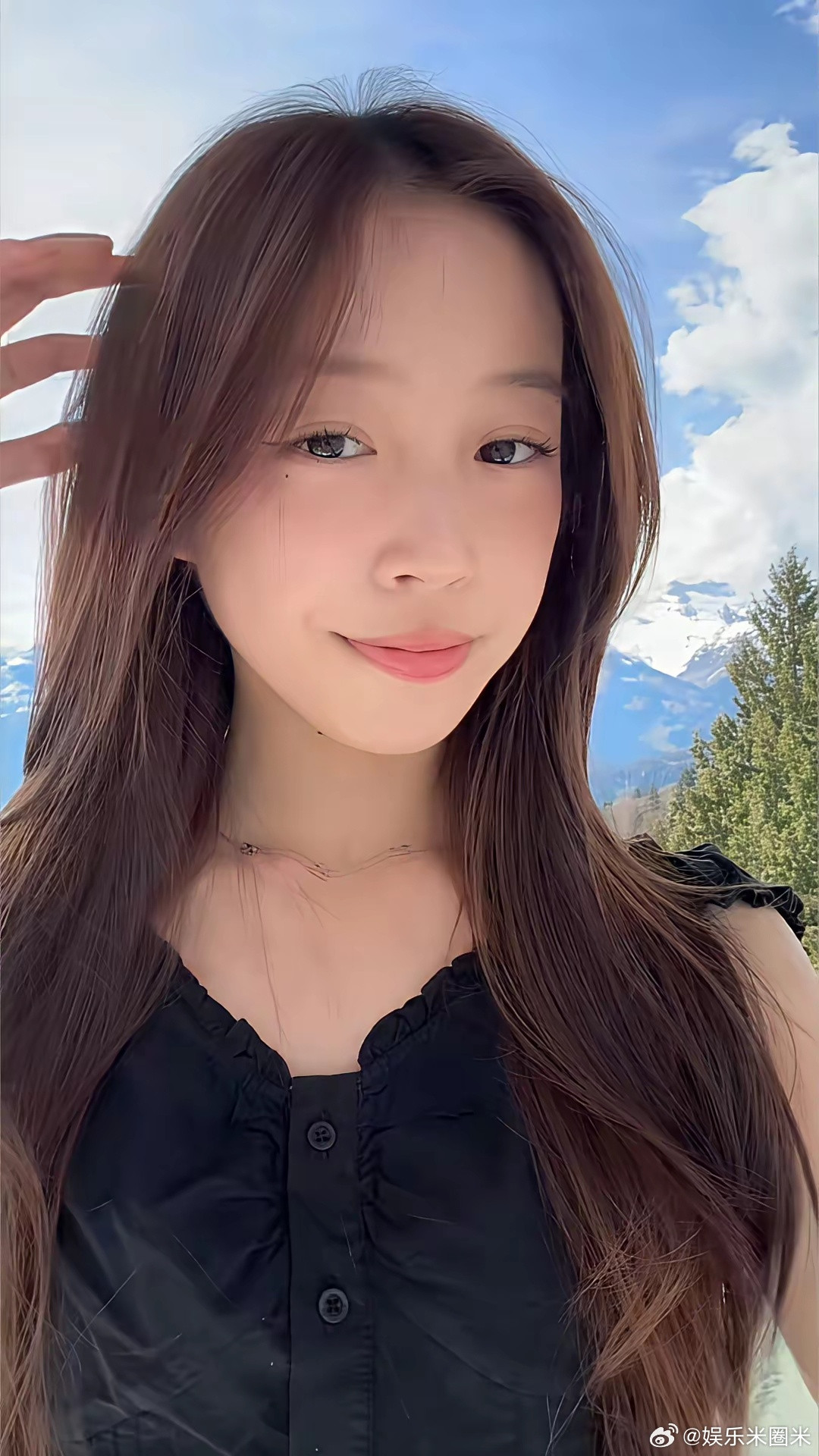 小燕子的女儿小四月，完美继承了爸爸的姓氏。小四月15岁了，脸小小的，和同学关系很