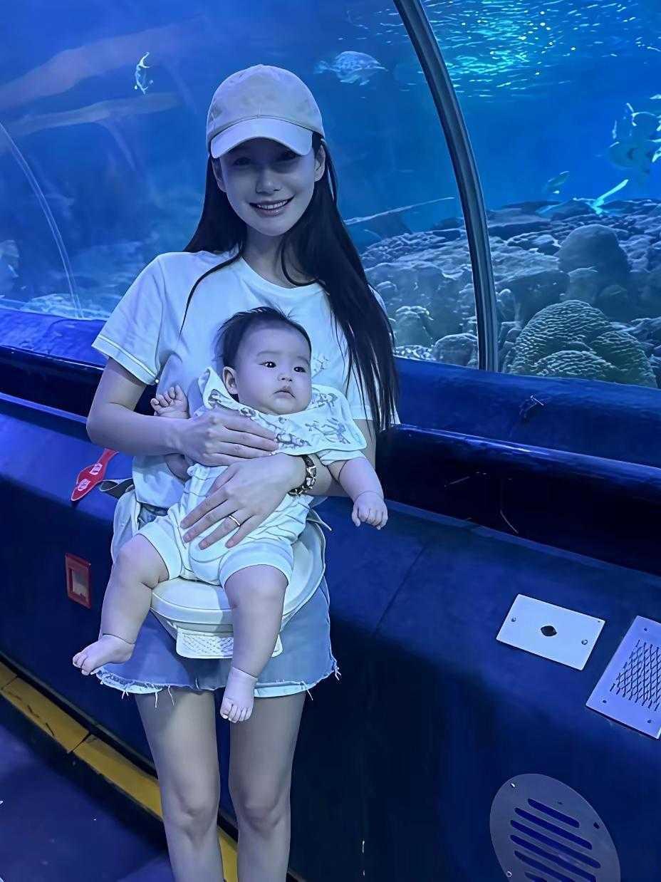 近日，马筱梅晒母子照，带汪宝儿到水族馆游玩，快乐的亲子时光。网友看到这张合影