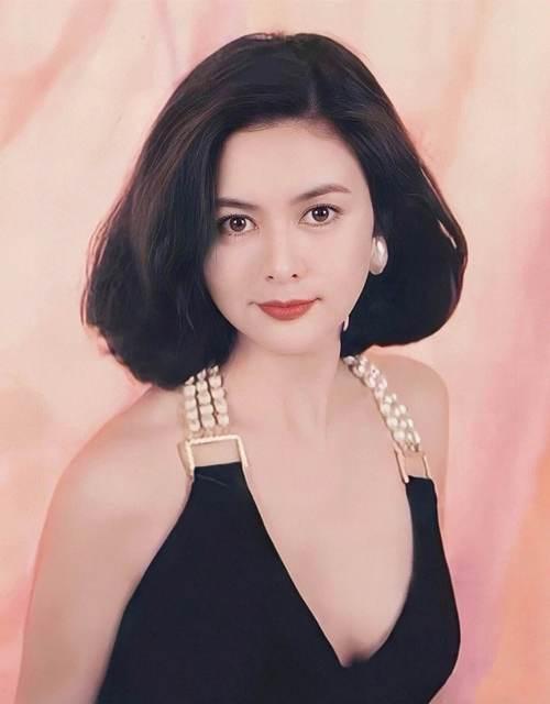 关之琳的女性魅力，是外貌与风骨的双向滋养。精致无瑕的鹅蛋脸配明亮眼眸，自带浑然天