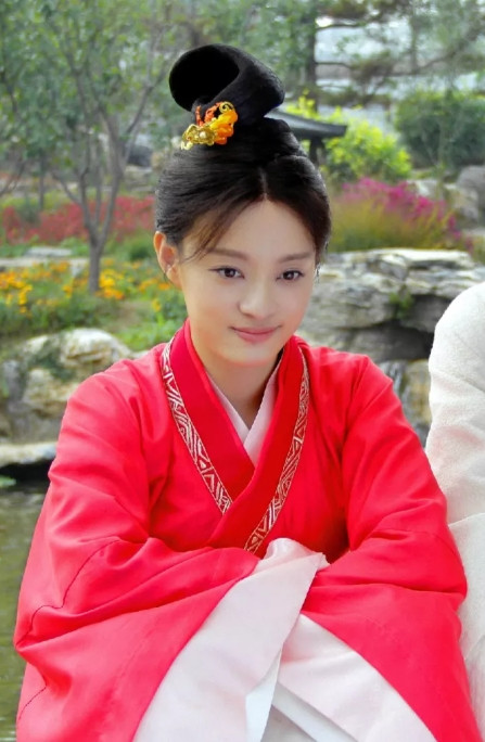 2014年，郑晓龙拍摄《芈月传》时，要求孙俪上马车。奈何马车的底盘太高，孙俪忙活