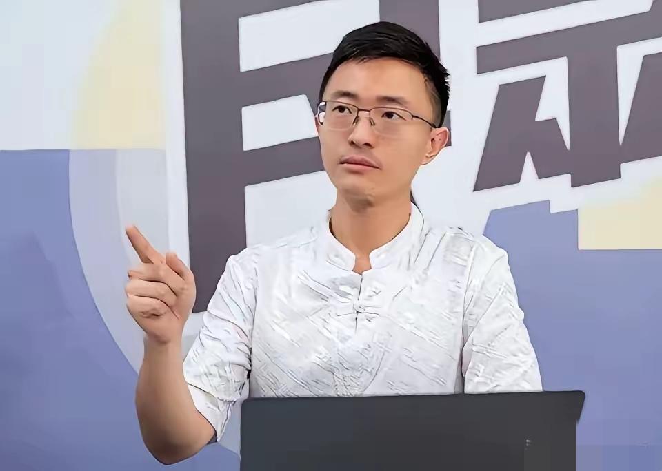 真的太敢说了！台湾新党侯汉廷直接给大陆支招，这番话简直说到心坎里：武力统一成