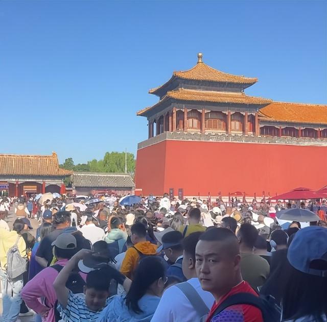 调休折腾、景区设套，五一成变相收割普通人的局，3大陷阱掏空钱包。每年五一假期