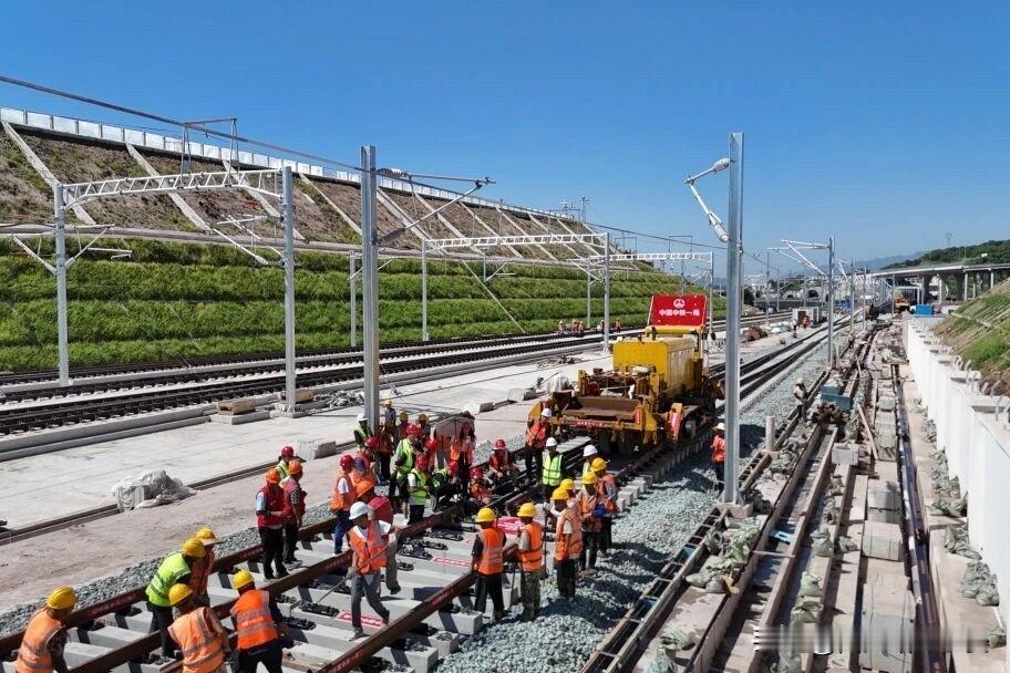 好消息！渝万高铁全线钢轨铺完，距离通车又近一步9月1日，渝万高铁顺利完成全部