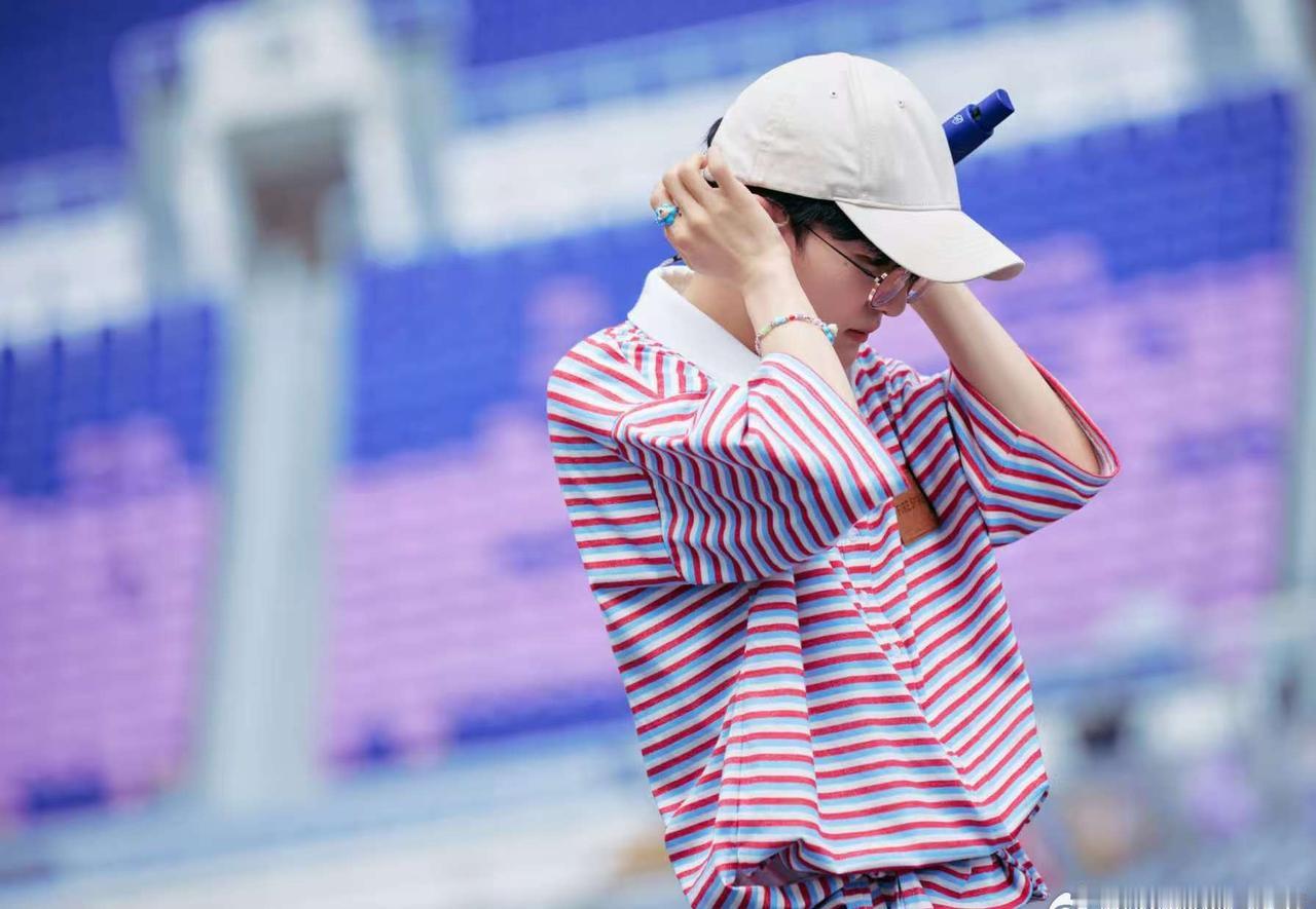 周深演唱会抽象含量严重超标，我笑得眼泪都出来了！周深狠起来自己都不放过周深老