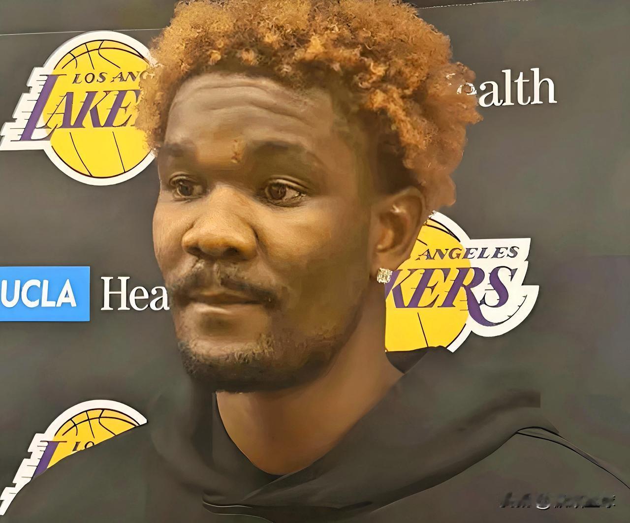 艾顿真是明白人啊！近日，湖人首发中锋艾顿接受了记者采访，被问到外界觉得球队情