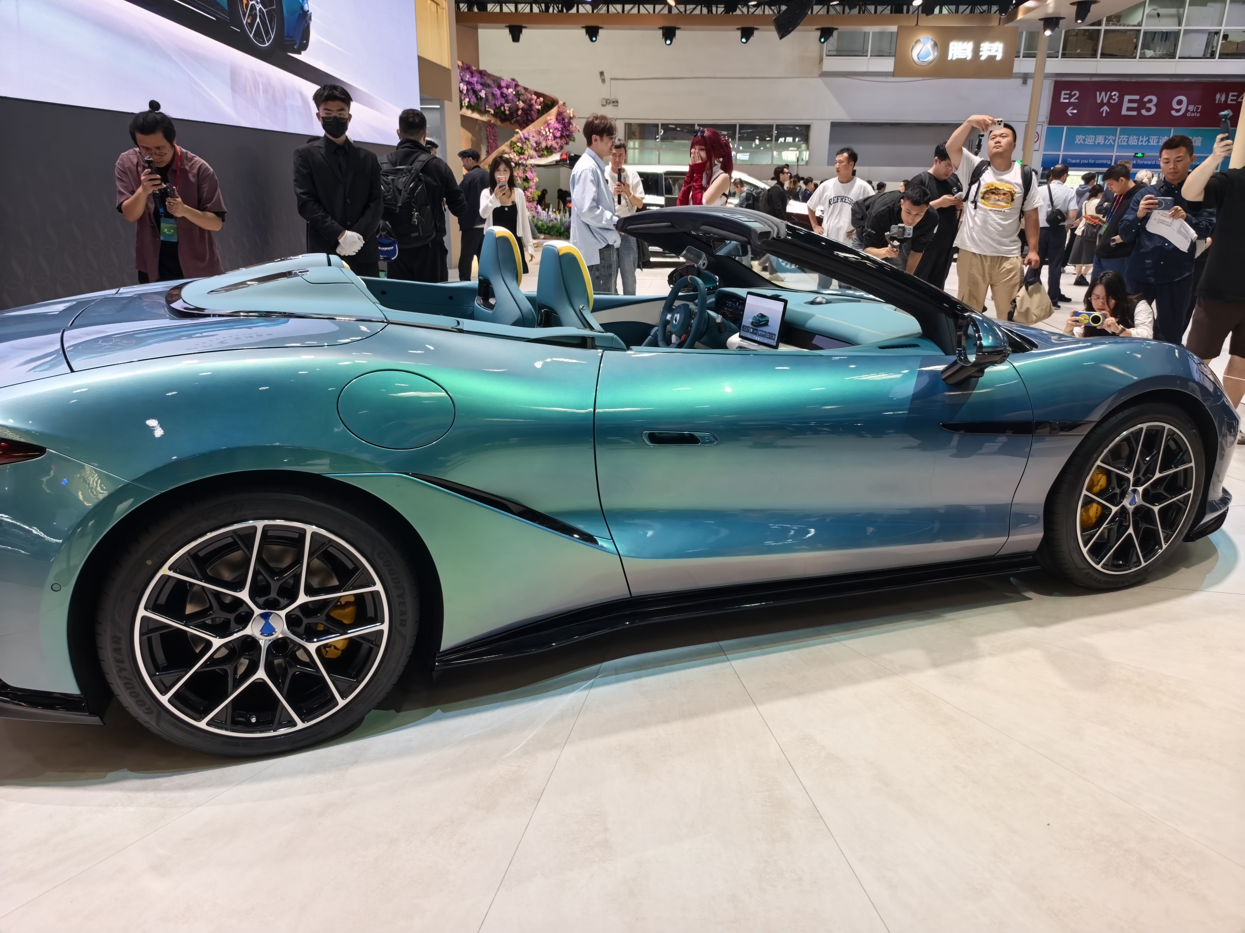 腾势Z跑车实拍，这车比想象中好看很多，外观内饰都是顶级颜值，彻底堵住说比亚迪不好