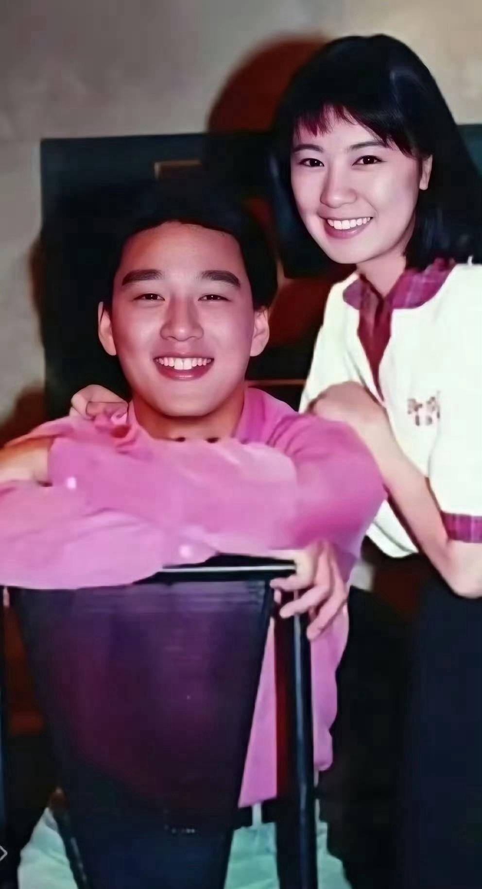 王耀庆：静雯，咱俩那张旧照你翻出来没？你16岁，我也16岁，俩小孩站一块儿，笑得