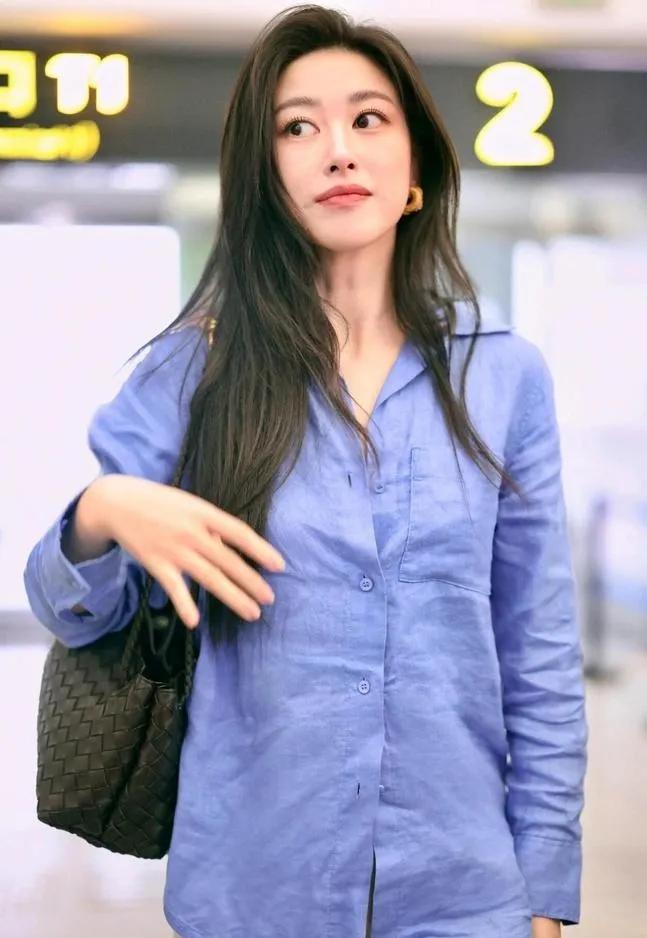 朱珠这身蓝衬衫配阔腿裤，直接拿捏职场高级感！清爽的蓝色衬衫自带知性气质，浅