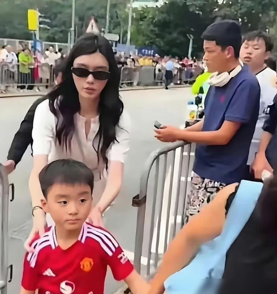 奚梦瑶儿子正脸照疑似曝光，网友一看：这脸型，太像妈妈了！之前奚梦瑶和何猷君晒娃，儿子女儿的脸基本都打
