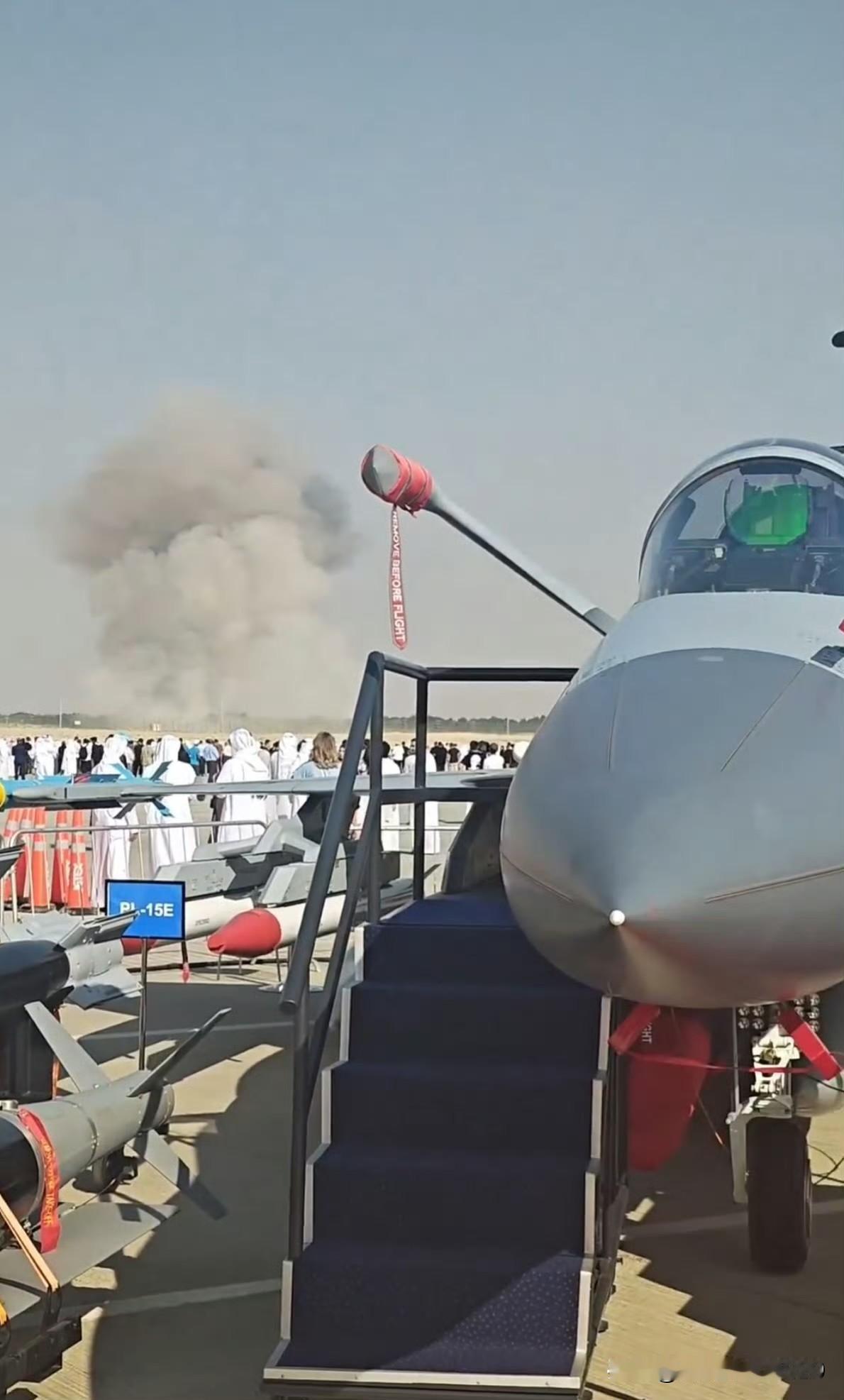 一张图细节满满，JF-17、PL-15E、LCA光辉同框，这拍照角度，太惊奇了