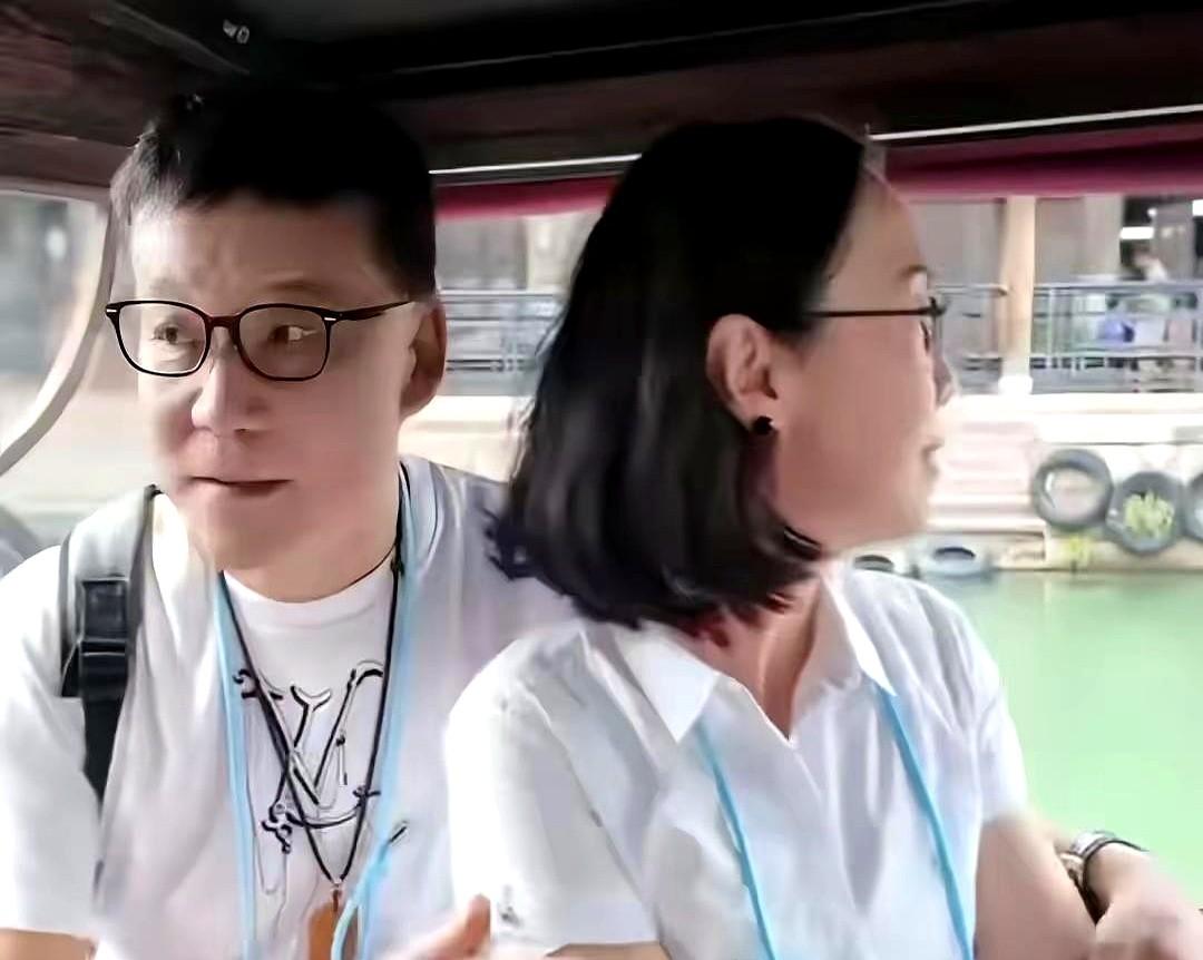 李国庆高调秀恩爱，原来流量真能变现。2023年8月，59岁的李国庆和约35岁