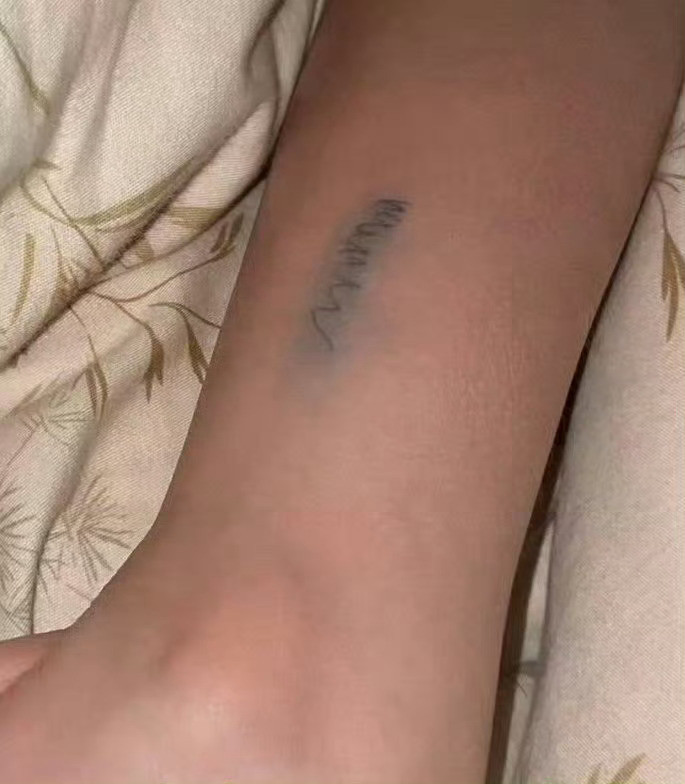女儿6岁了，刚刚下班发现她自己学大人在小腿处用笔画了个假纹身，能体会小女生的爱美