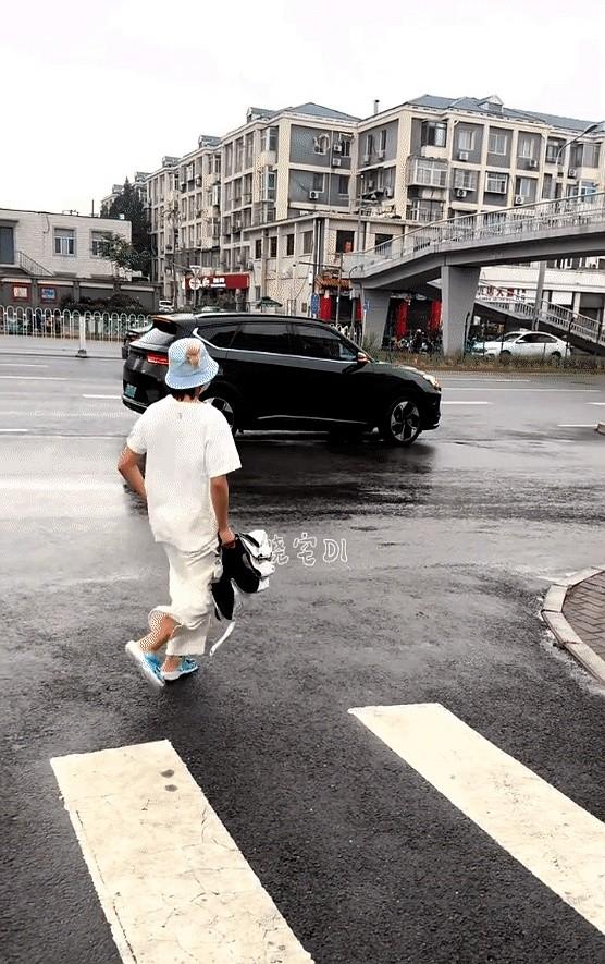 全红婵这身打扮是真路人，没认真看，谁注意到是婵宝。拖鞋啪嗒啪嗒踩着水坑走，手