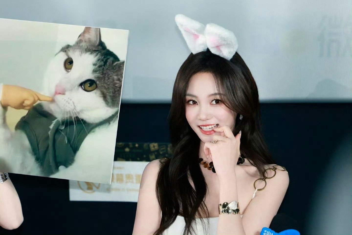 胡意旋这个腰胡意旋这腰是女娲毕设作品吧！白裙加身，腰线清晰如画，纤细中带着恰到