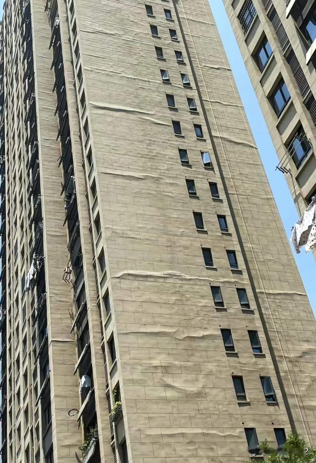 以前的外墙仿石漆质量还好，我家小区2013年竣工的，已经13年了一点没掉。