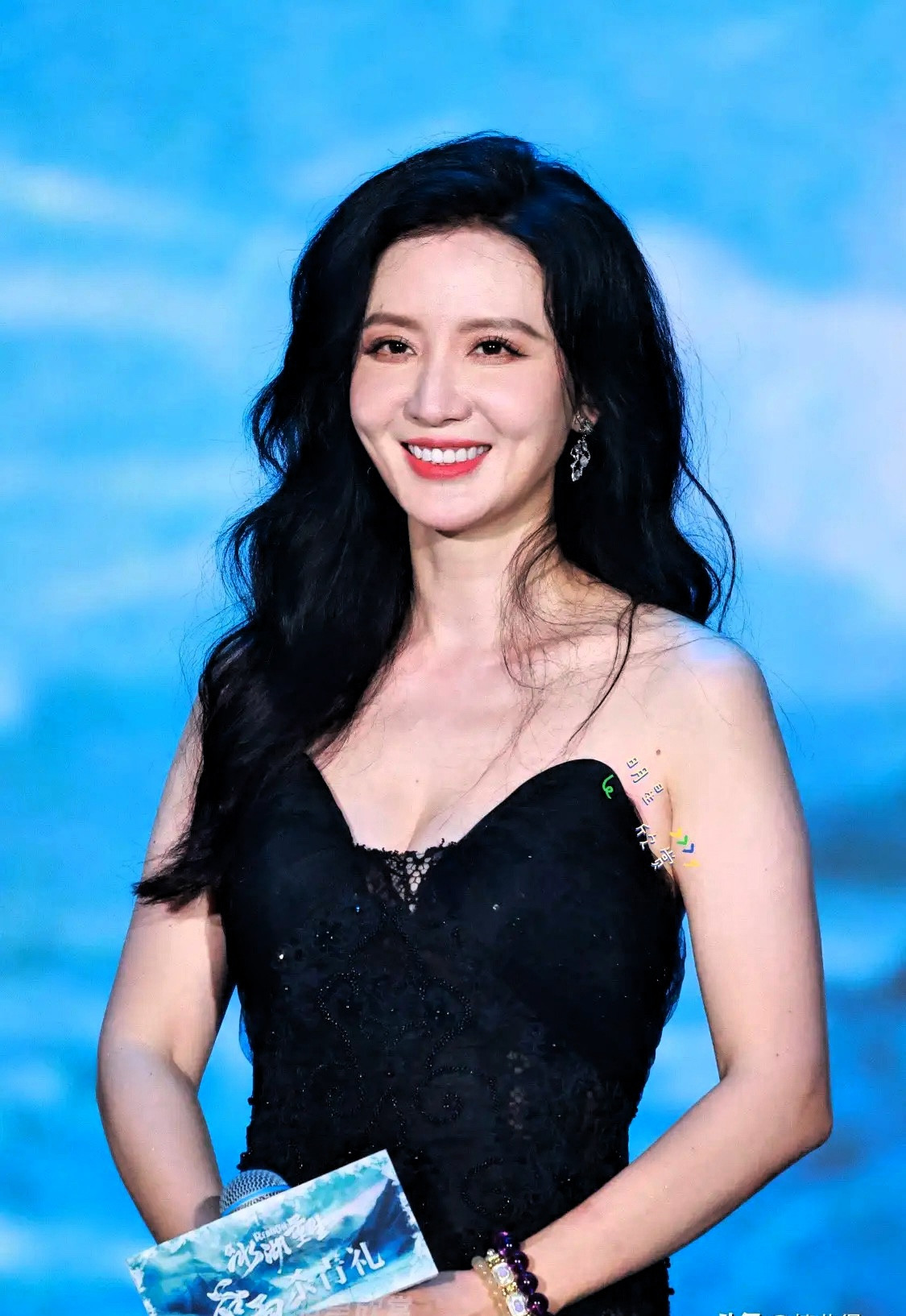 张萌力挺黄杨钿甜这事儿，真是闹得沸沸扬扬啊！张萌说要让《冰湖重生》顺利播出，结果