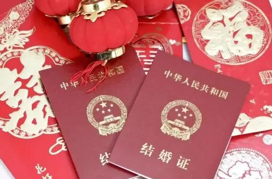 我问我婆婆，以后结婚不需要户口本了，您孙女到时候给您找个黄毛回来，到时候