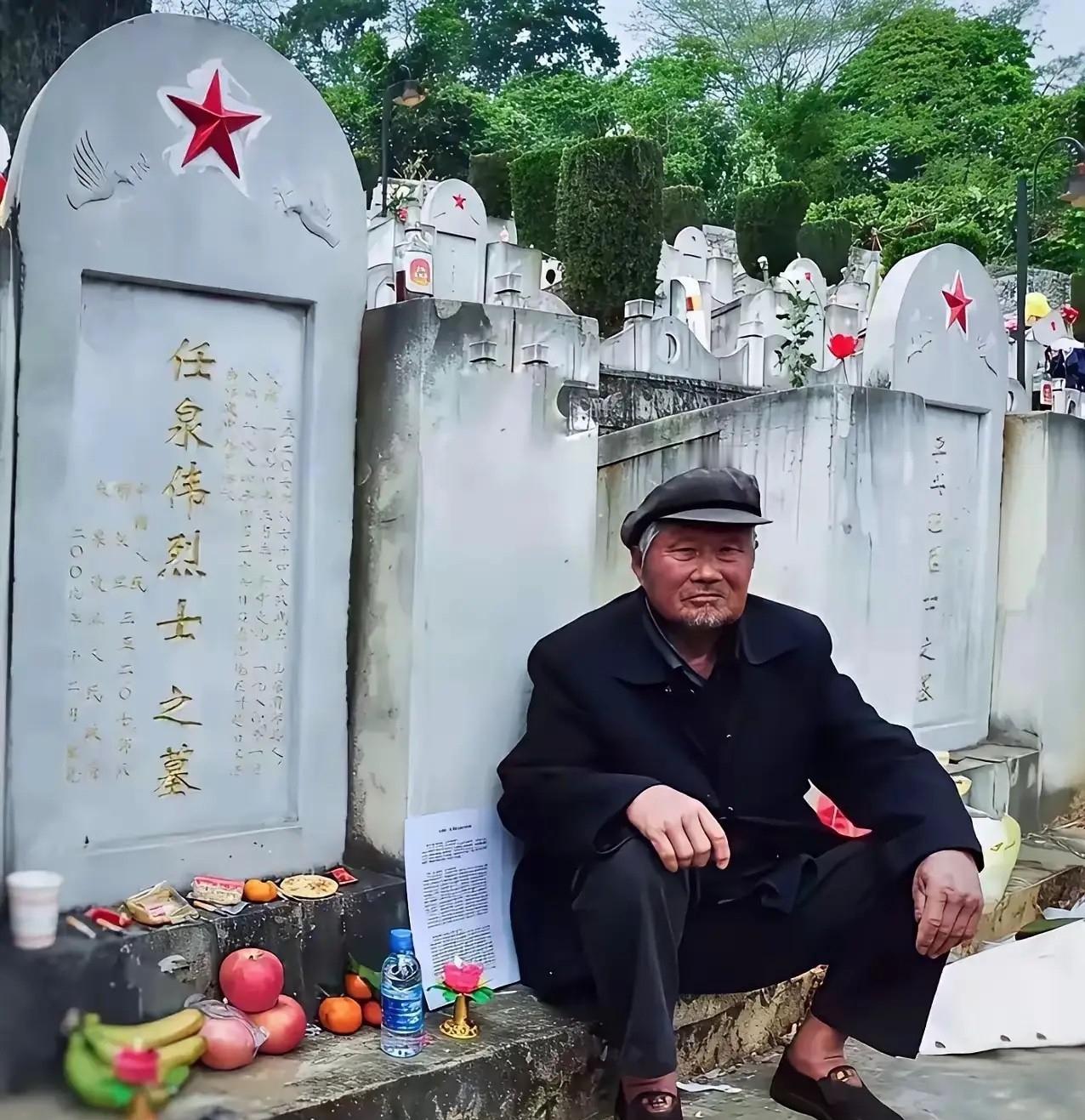 🌙没想到89岁靠捡废品过活的老人，整整攒了34年的钱，才第一次走到牺牲儿子的墓