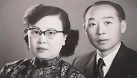 1940年，八路军与日军对峙，日军躲在阵地掩体里，一见我军进攻便使用毒气弹，导致