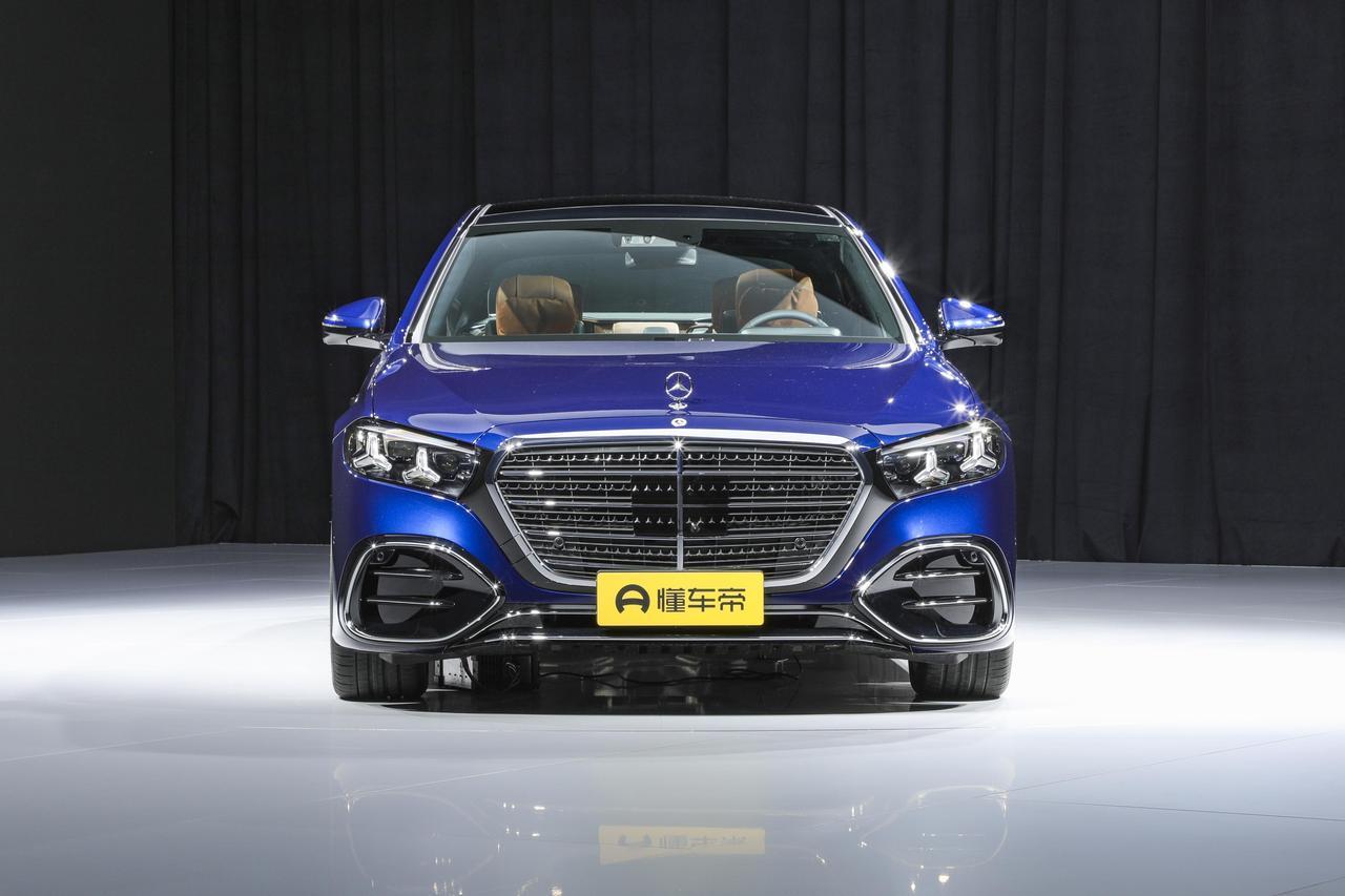 要说豪华旗舰轿车，还得看新一代奔驰S级，整车豪华底蕴直接拿捏到位！外观没有大改