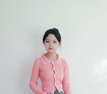 今天穿了件粉嫩嫩的毛衣，感觉自己萌萌哒！????