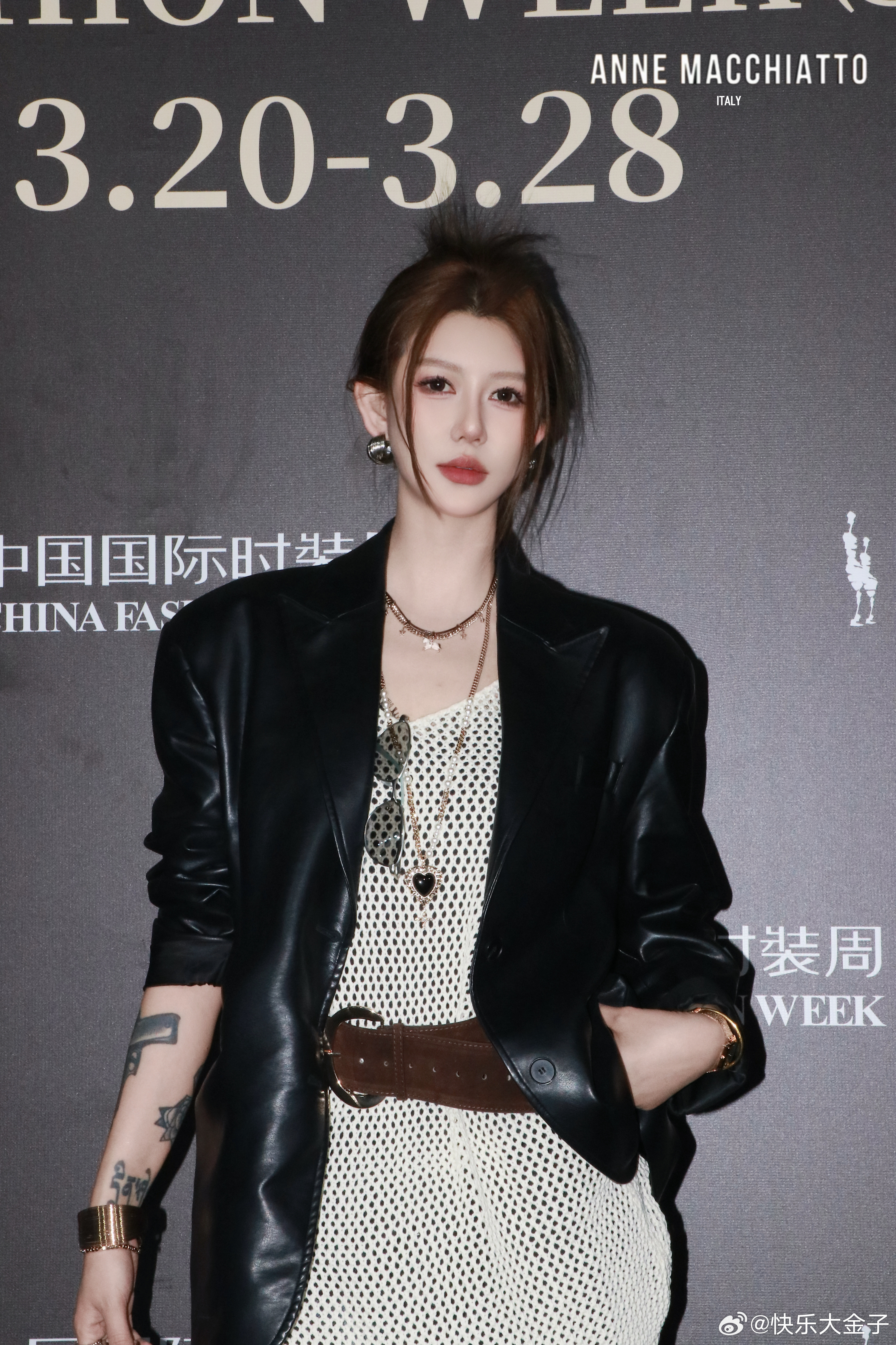 咱也有朋友受邀去中国国际时装周了宣传宣传，人美戏好有品位，是我第一个见刮刮乐能中