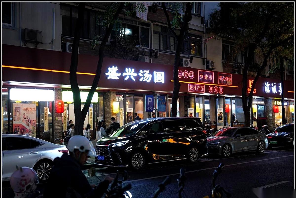 我跟你说，上海现在最魔幻的地方，不是陆家嘴，也不是武康路。是一家老字号馄饨店的