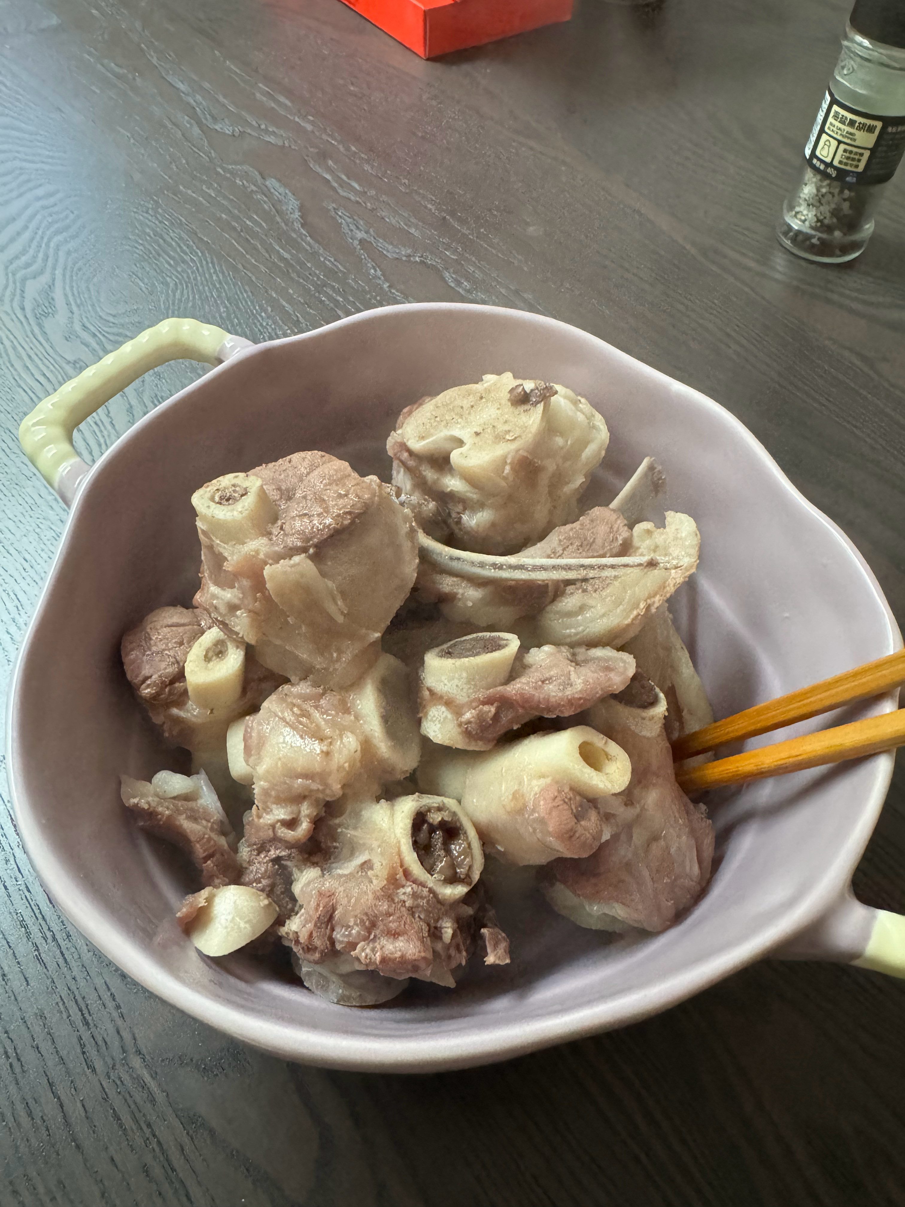 赞助商ATK老板送给我的一大箱内蒙羔羊肉腿骨以及羊排，今天试着煮了一碗，我的天，