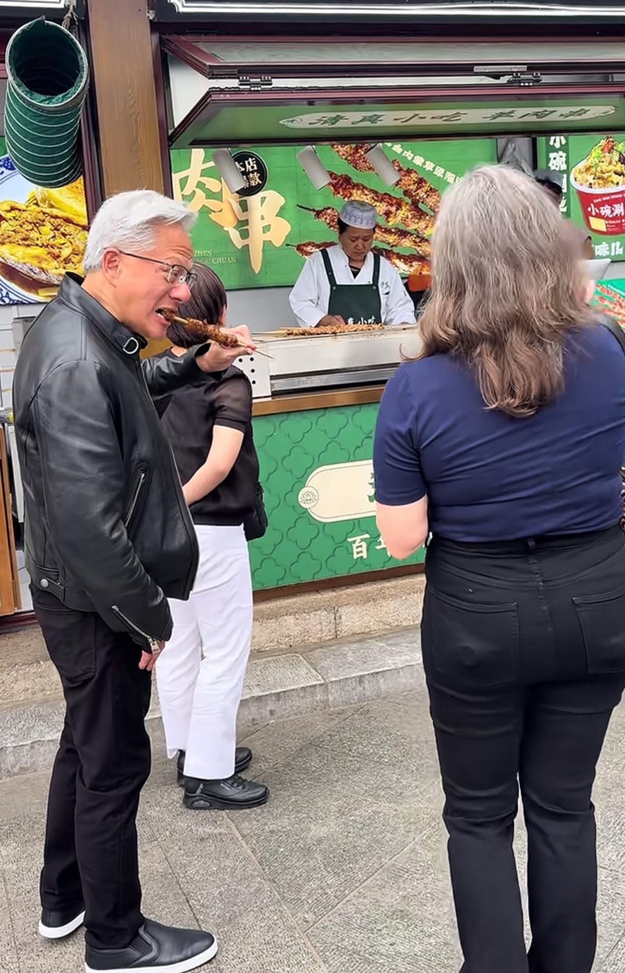 黄仁勋居然一根羊肉串三个人吃，难怪他会成首富，第一个吃的人是他妻子吗？网友一大早