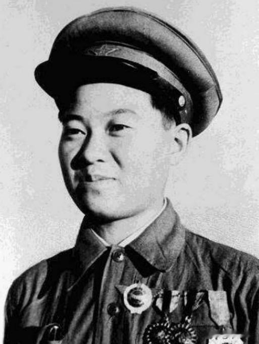 1950年，19岁的战斗英雄郭富突然高烧不退，身下血迹斑斑，医生过来检查，谁知他